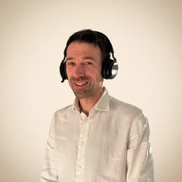 Arnaud Ratte, casque sur les oreilles, prêt pour l'échange en visio
